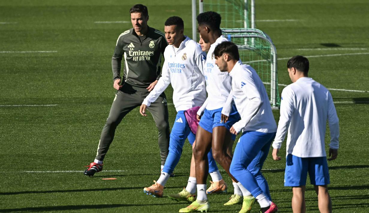 Pertemuan kedua tim dalam dua dekade terakhir diwarnai sejumlah hal menarik. Tampak dalam foto, pelatih Real Madrid asal Spanyol, Xabi Alonso (kiri), dan penyerang Real Madrid asal Prancis, Kylian Mbappe (kedua dari kiri), menghadiri sesi latihan jelang matchday 5 league phase Liga Champions 2025/2026 melawan Olympiakos FC di Real Madrid Sports City, Valdebebas, pada Selasa 25 November 2025. (Javier SORIANO/AFP)