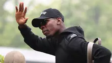 Gelandang timnas Prancis Paul Pogba tiba mengikuti latihan di pusat pelatihan, Clairefontaine-en-Yvelines, Paris , Prancis (23/5). Pemain MU ini tampil keren dengan mengenakan busana serba hitam. (AFP Photo/Franck Fife)