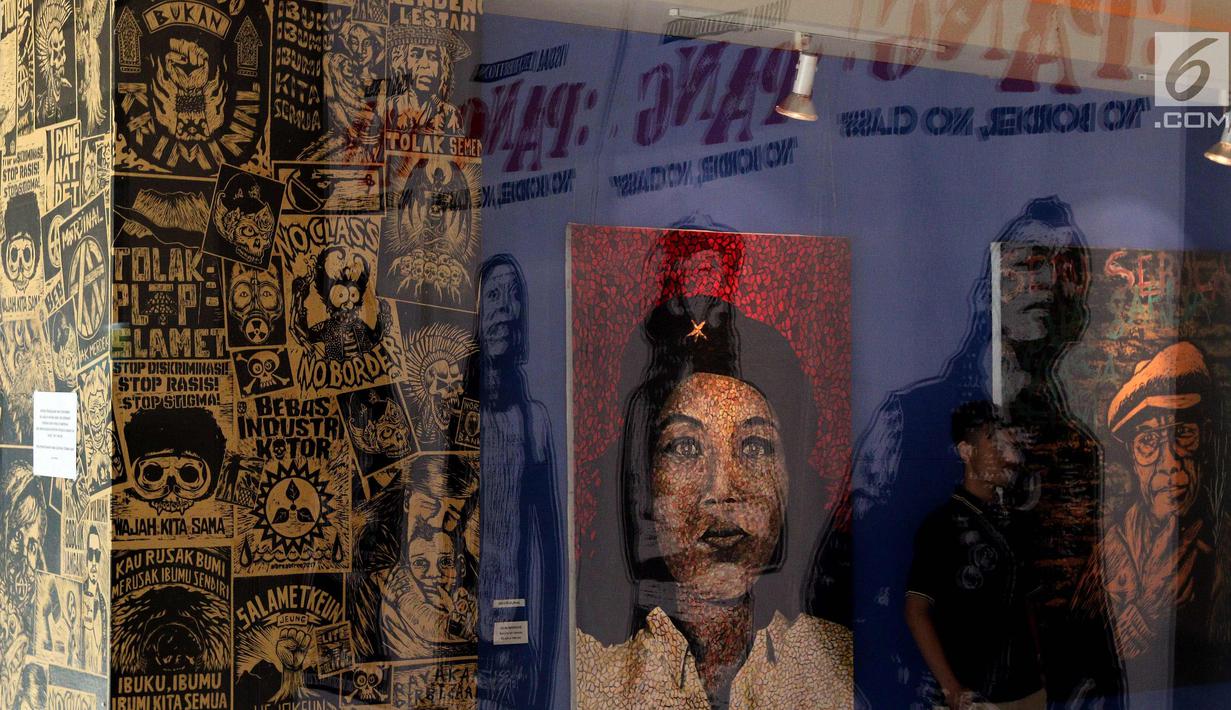 Pengunjung melihat Pameran Visual bertajuk "Pang! No Border, No Class" yang di selenggarakan di Galeri Cipta 3, Tim, Jakarta Pusat (22/4). Pameran ini menampilkan karya empat perupa. (Liputan6.com/Johan Tallo)