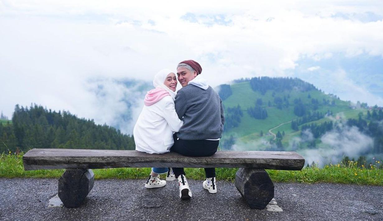 Tak hanya itu saja, beberapa waktu lalu keduanya juga baru saja melakukan liburan bersama berdia ke Eropa. Kemesraan Lesty Kejora dan Rizky Billar selama liburan pun sukses membuat banyak netizen ikut terbawa perasaan. (Liputan6.com/IG/@lestykejora)