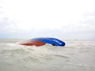 Kapal Xelo yang tenggelam di Teluk Gabes, Tunisia (17/4/2022). Kapal tanker yang membawa 750 ton bahan bakar diesel dari Mesir ke Malta tenggelam pada (16/4) di lepas pantai tenggara Tunisia, tetapi para pejabat mengatakan tumpahan besar kemungkinan akan dihindari. (AFP/Tunisian Defence Ministry)