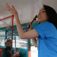 Membintangi film Cek Toko Sebelah menjadi tantangan tersendiri bagi Gisella Anastasia. Di kesempatan pertamanya bermain film ternyata Gisel punya nazar khusus, yaitu ngamen di bus kota. (doc.starvision)
