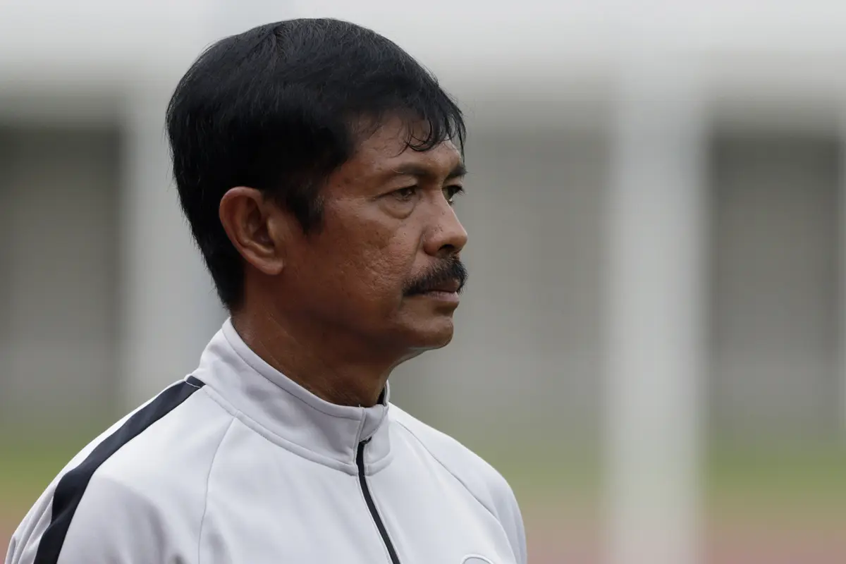 Pelatih Timnas Indonesia U-22, Indra Sjafri, mengamati pemainnya. (Bola.com/Yoppy Renato)