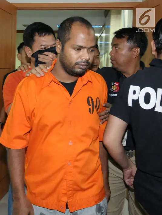 Tersangka kasus Tindak Pidana Perdagangan Orang diperlihatkan saat rilis di Bareskrim Mabes Polri, Jakarta, Senin (23/4). Bareskrim Mabes Polri menahan delapan tersangka kasus Tindak Pidana Perdagangan Orang. (Liputan6.com/Helmi Fithriansyah)