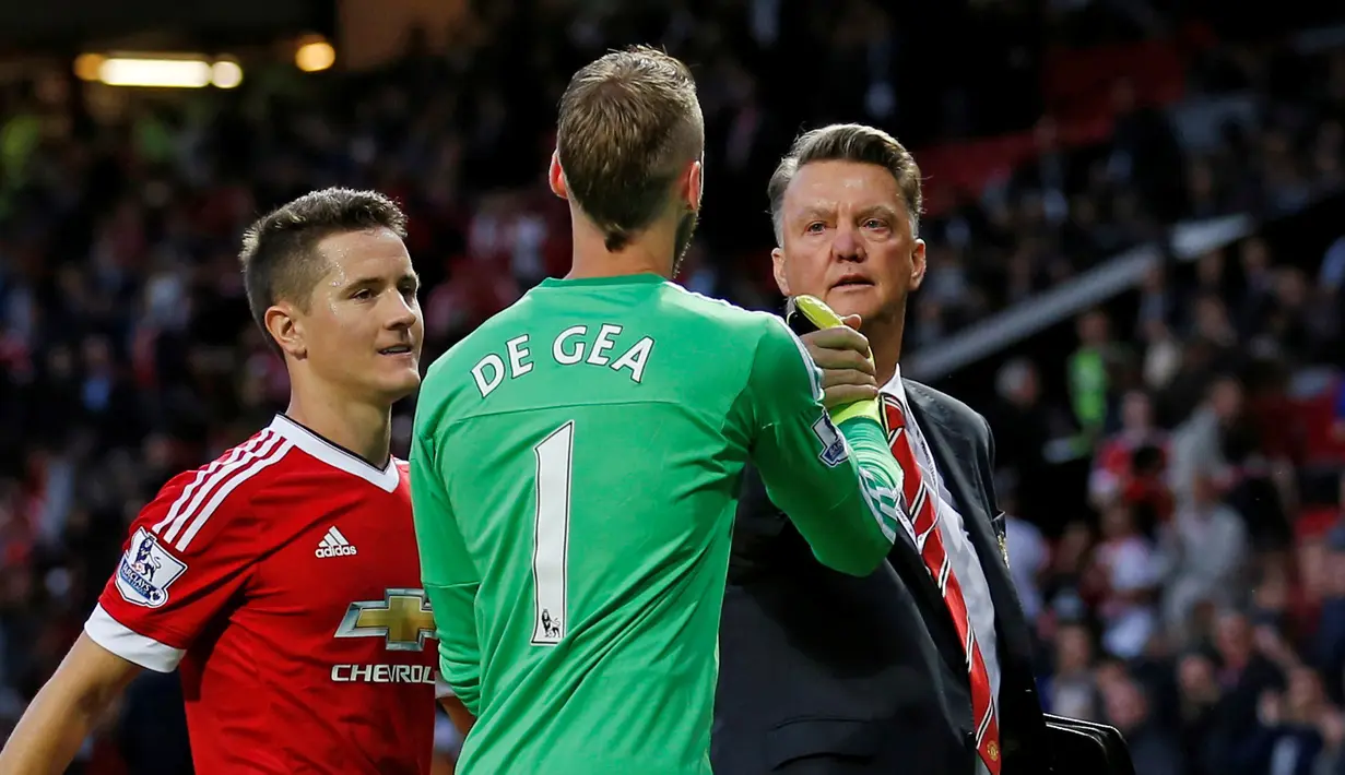 Pelatih MU, Louis van Gaal, menyalami kipernya, David de Gea, sesaat setelah menang melawan Liverpool di Stadion Old Trafford, Inggris. Sabtu (12/9/2015). (Action Images via Reuters/Carl Recine)