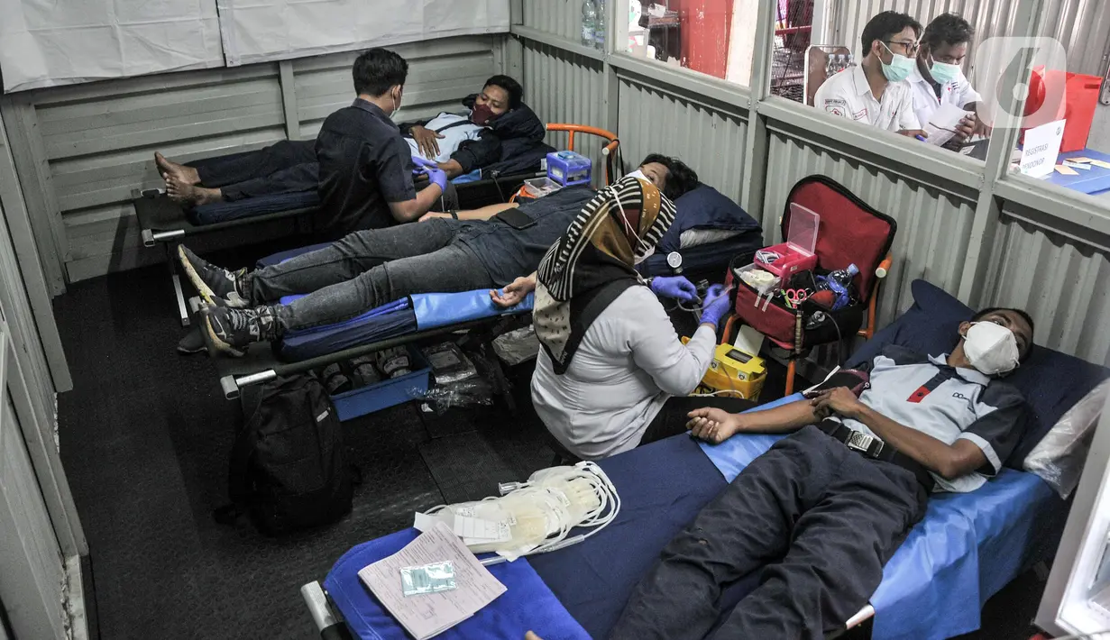 Petugas PMI DKI Jakarta melakukan pengambilan darah saat kegiatan donor darah keliling di Thamrin 10, Jakarta Pusat, Senin (14/3/2022). Ketua PMI DKI Jakarta Rustam Effendi mengungkapkan saat ini DKI Jakarta tengah mengalami defisit kebutuhan darah. (merdeka.com/Iqbal S. Nugroho)