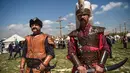 Dua orang pria mengenakan kostum Ottoman saat Festival Budaya Ethnosports di Istanbul, Kamis (11/5). Sekitar 800 atlet berkumpul untuk mengikuti Festival tersebut. (AFP PHOTO / OZAN KOSE)