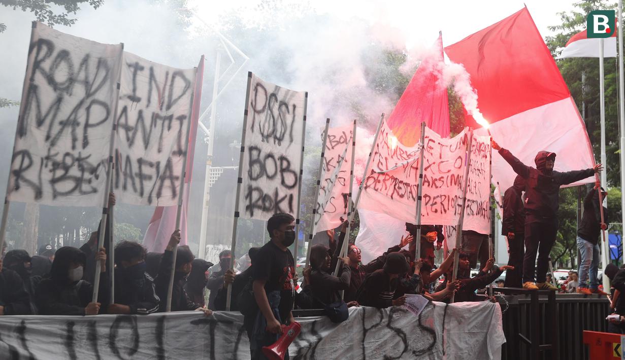 Suporter timnas Indonesia, Ultras Garuda, meluapkan kekecewaan mendalam setelah timnas Indonesia gagal lolos ke Piala Dunia 2026. (Bola.com/M Iqbal Ichsan)