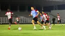 Jens Raven mencoba melewati rekannya dalam latihan Timnas Indonesia U-20 di Stadion Madya, Jakarta Pusat, pada Minggu (22/9/2024) malam WIB. (Bola.com/Abdul Aziz)