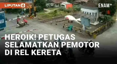 Kecelakaan fatal nyaris terjadi di perlintasan rel kereta di Martapura, Sumatera Selatan. CCTV merekam detik-detik aksi heroik seorang petugas menyelamatkan pemotor yang nyaris disambar kereta. Berawal dari sejumlah pemotor yang menerobos palang perl...