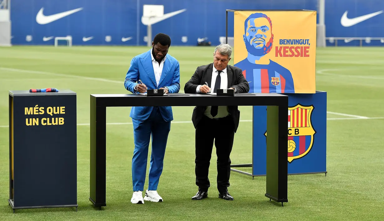 Kessie diketahui akan terikat kontrak di Barcelona hingga 2026 dengan disertai sebuah klausul pelepasan senilai 500 juta euro. (AFP/Pau Barrena)