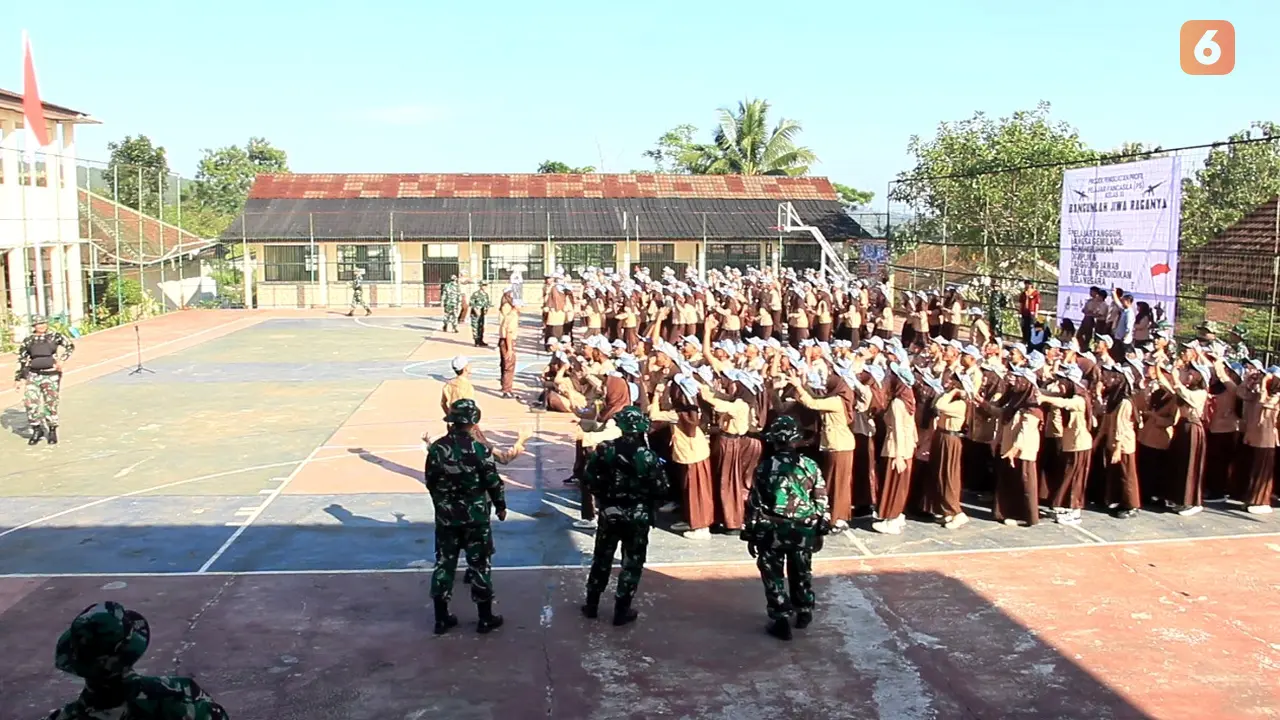 Siswa SMAN 1 Jampangtengah Kabupaten Sukabumi saat mengikuti kegiatan P5 dengan pelatihan bersama TNI Koramil Jampangtengah (Liputan6.com/Fira Syahrin).