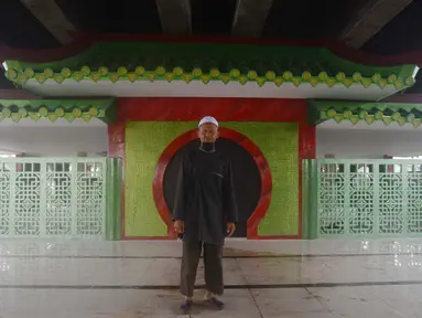 Pengurus musala Babah Alun berpose di Jalan Gang 12, Papanggo, Jakarta Utara, Rabu (25/4). Bagunan musala yang berada di kolong jalan tol ini bergaya arsitektur Tiongkok. (Merdeka.com/Imam Buhori)