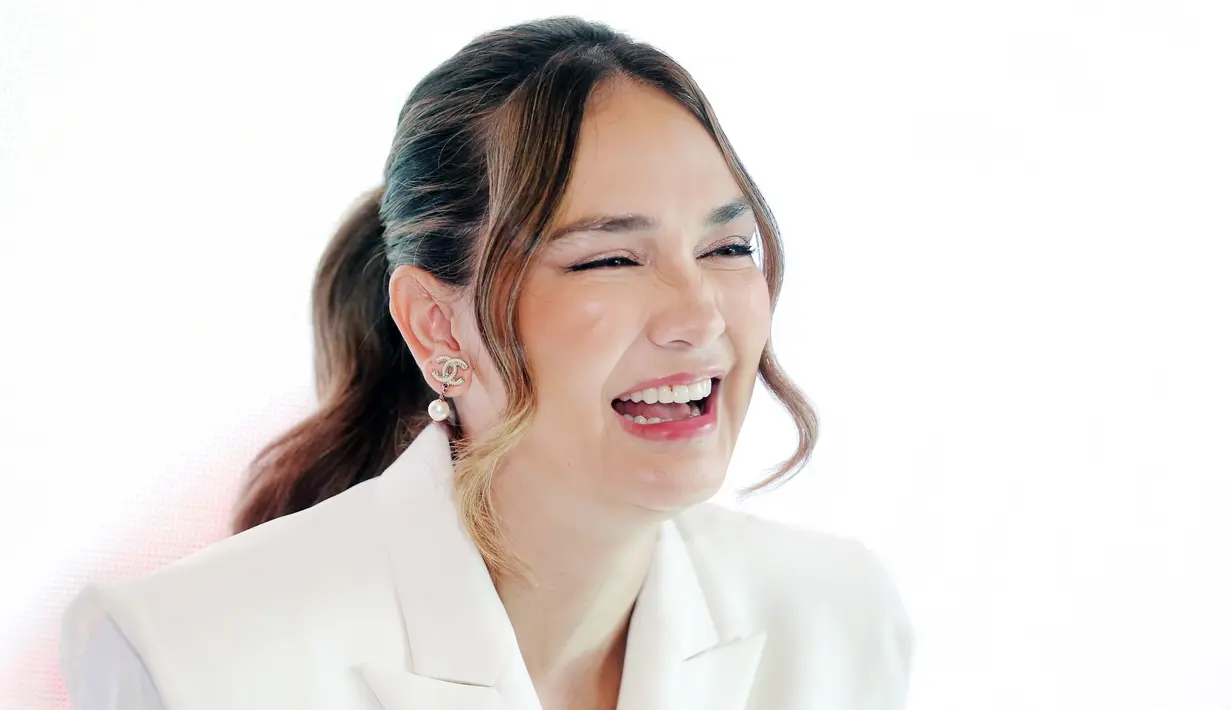 Luna Maya juga mengaku dirinya bukan tipe orang yang rumit menjalani berbagai rangkaian skincare. Hal ini disampaikan pada Jumat (10/3/2023) dalam acara soft launching Flowhite Beauty di Pacific Place, Jakarta. [Bambang E. Ros/Fimela.com]