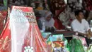 Pedagang parcel menunggu pembeli di kawasan Pasar kembang, Cikini, Jakarta, Jumat (16/12). Jelang hari raya Natal, pedagang parcel di kawasan Cikini masih sepi pembeli. (Liputan6.com/Yoppy Renato)