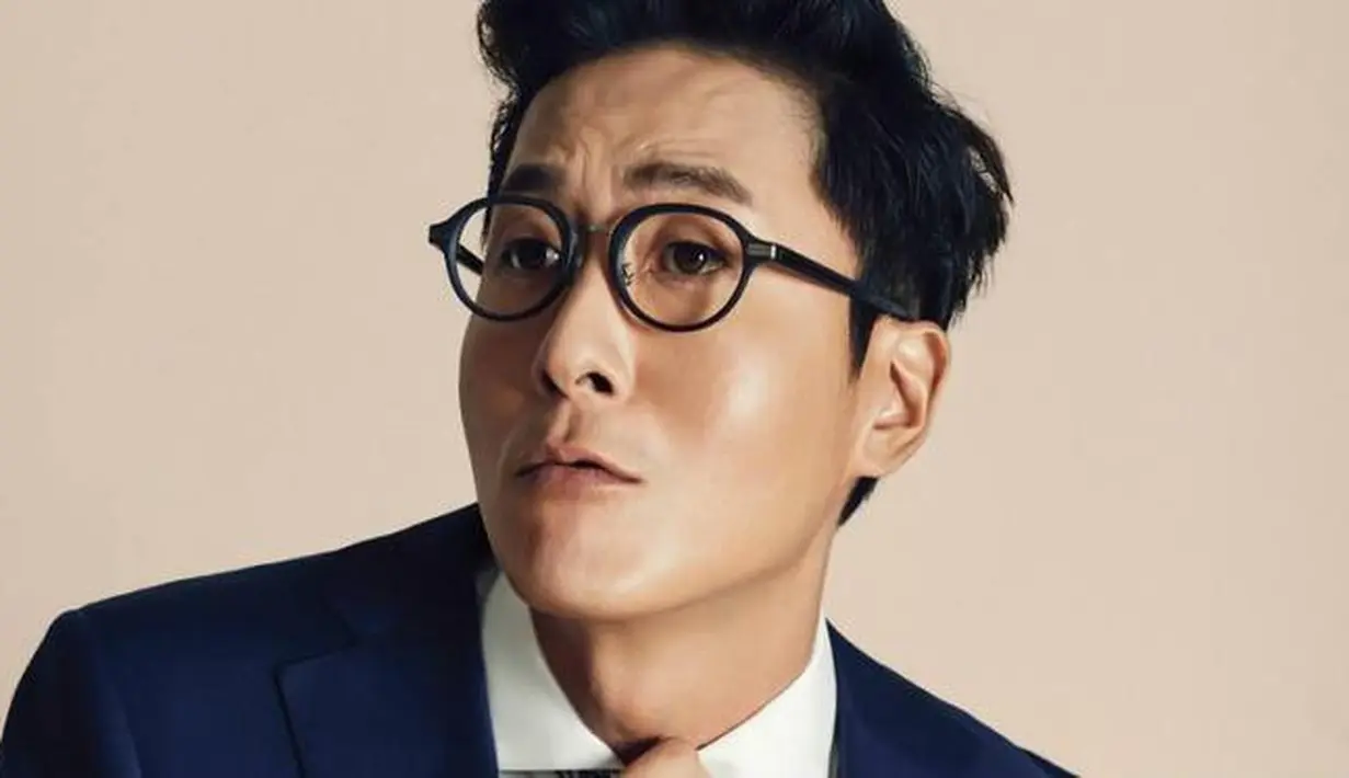 Kabar meninggalnya Kim Joo Hyuk membuat publik shock. Aktor My Wife Got Married ini meninggal karena kecelakaan mobil pada 30 Oktober 2017 lalu. (soompi)