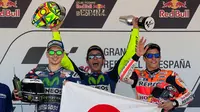 Sang juara MotoGP Jerez, Valentino Rossi (tengah), berpose dengan peringkat kedua, Jorge Lorenzo (kiri), dan peringkat ketiga, Marc Marquez, di podium juara Sirkuit Jerez, Spanyol, Minggu (24/4/2016). (AFP/Jorge Guerrero)
