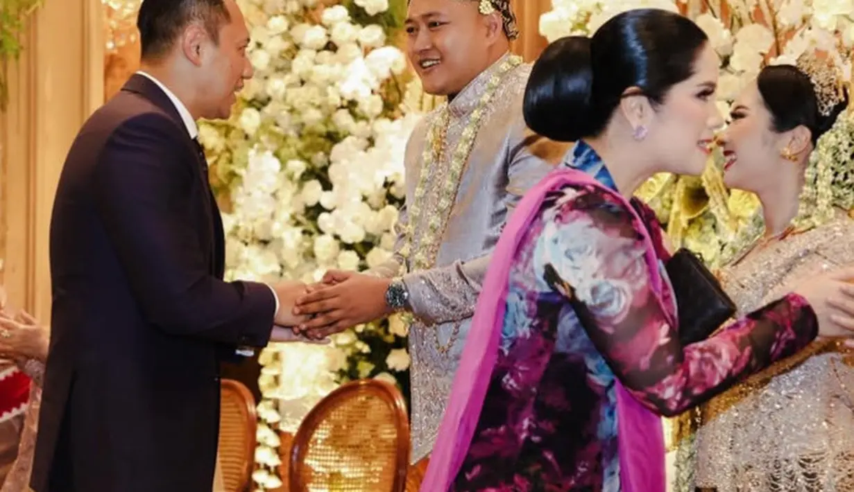 Kebaya pun dipadukan dengan selendang warna fuschia membuat tampilannya elegan. Rambutnya ditata sanggul tanpa hiasan. [@annisayudhoyono]