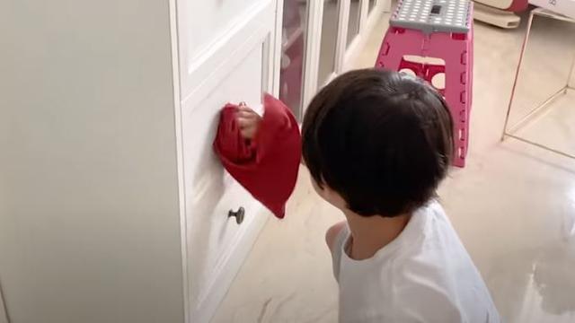 6 Potret Rafathar Bersih-bersih Kamar Sendiri, Dididik Mandiri dan Tak Manja