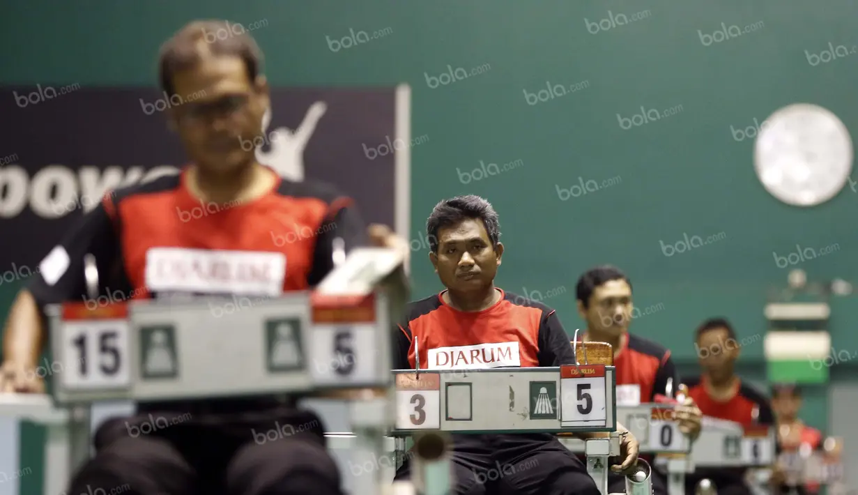 Para wasit saat memimpin pertandingan final Audisi Umum Djarum Beasiswa Bulutangkis 2016 di GOR Djarum, Jati, Kudus, Sabtu (3/9/2016). (Bola.com/Arief Bagus)