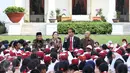 Presiden Joko Widodo saat mendongeng didepan puluhan pelajar di halaman tengah Istana, Jakarta, Rabu (17/5). Kegiatan mendongeng ini untuk memperingati hari buku nasional. (Liputan6.com/Angga Yuniar)