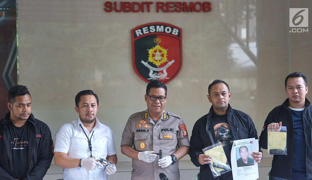 Kabid Humas Polda Metro Jaya Kombes Argo Yuwono berserta jajaran menunjukkan barang bukti kasus pencurian kendaraan bermotor di Polda Metro Jaya, Jakarta, Kamis (4/7/2019). Sementara salah seorang tersangka lain masuk dalam DPO. (Liputan6.com/Immanuel Antonius)