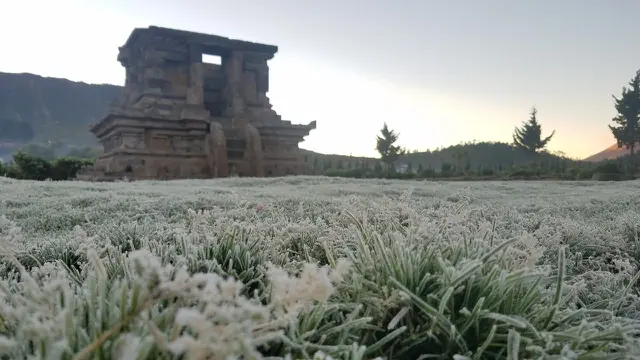 Embun es menyelimuti kompleks Candi Arjuna, Dieng, Banjarnegara, Jawa Tengah, 25-26 Juli 2018. (Foto: Liputan6.com/Pokdarwis Pandawa/Muhamad Ridlo)