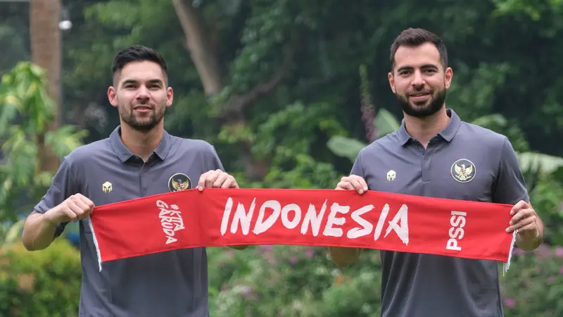 Sandy Walsh (kiri) dan Jordi Amat (kanan), dengan scarf Timnas Indonesia.