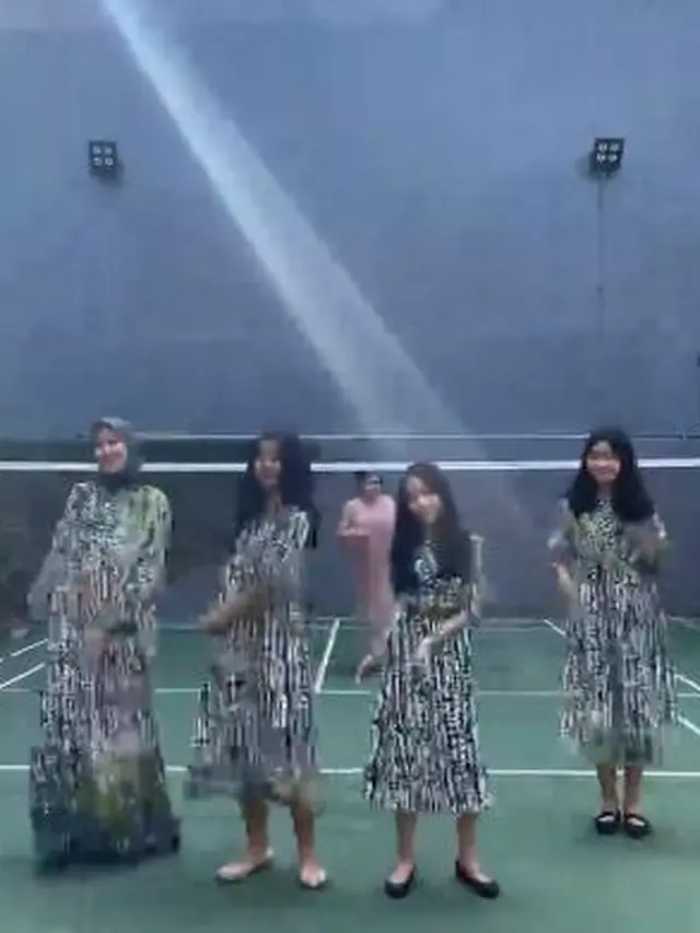 Alya Rohali bersama ketiga putrinya (Instagram/arohali)