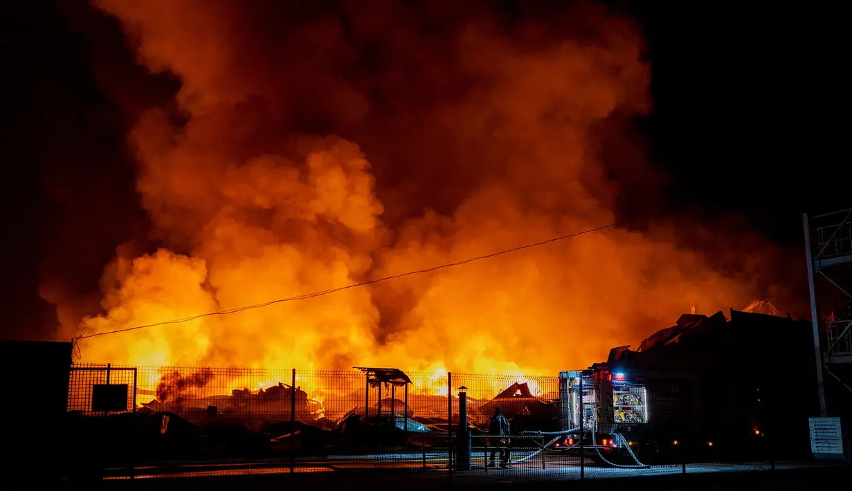 Petugas pemadam kebakaran memadamkan api setelah rudal Rusia menghantam sebuah gudang di Kyiv, Ukraina, Rabu, 5 Agustus 2026. (Foto AP/Dan Bashakov)