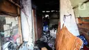 Warga memilah barang yang masih bisa diselamatkan di reruntuhan rumah akibat kebakaran yang melanda pemukiman di jalan Bojong Kavling RT 16/RW04 Kelurahan Rawa Buaya, Jakarta, Rabu (5/1/2022). Kebakaran terjadi Selasa (4/1/2022) menghanguskan setidaknya 14 rumah warga. (Liputan6.com/Johan Tallo)