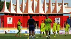 Jelang laga perdana di SCM Cup 2015, Persebaya Surabaya menggelar sesi latihan di Stadion H Agus Salim, Padang, Jumat (16/1/2015). (Liputan6.com/Johan Tallo)