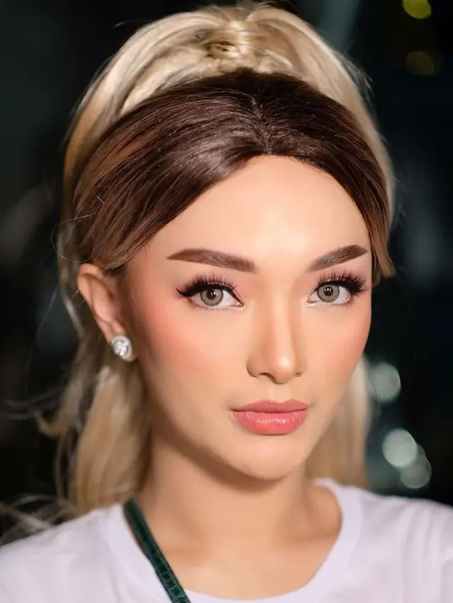 Penampilannya Dipuji, Ini 7 Gaya Zaskia Gotik Saat Rayakan Ulang Tahun Pertama Anaknya