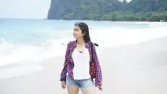 Penampilan Tissa saat tengah berlibur di pantai ini juga bisa ditiru. Ia memilih menggunakan kaus berwarna putih dengan kemeja kotak sebagai outer serta menambahkan kacamata untuk pelengkap. (Liputan6.com/IG/tissabiani)