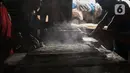 Pekerja mencetak oncom saat proses produksi di industri skala kecil , kawasan Sudimara Barat, Ciledug, Tangerang, Selasa (15/9/2020). Produksi oncom untuk memenuhi kebutuhan pasar di kawasan Tangerang tersebut dijual seharga Rp 5.000 setiap nampannya. (Liputan6.com/Angga Yuniar)
