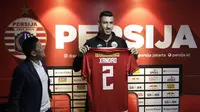 Pemain baru Persija Jakarta, Alexander Luiz Reame, menunjukan jersey yang akan digunakan nanti saat konferensi pers perkenalan dirinya di kantor Persija Jakarta, Jakarta, Jumat (30/8). Persija kenalkan pemain asing baru untuk mengarungi putaran 2 Liga 1. (Bola.com/Yoppy Renato)