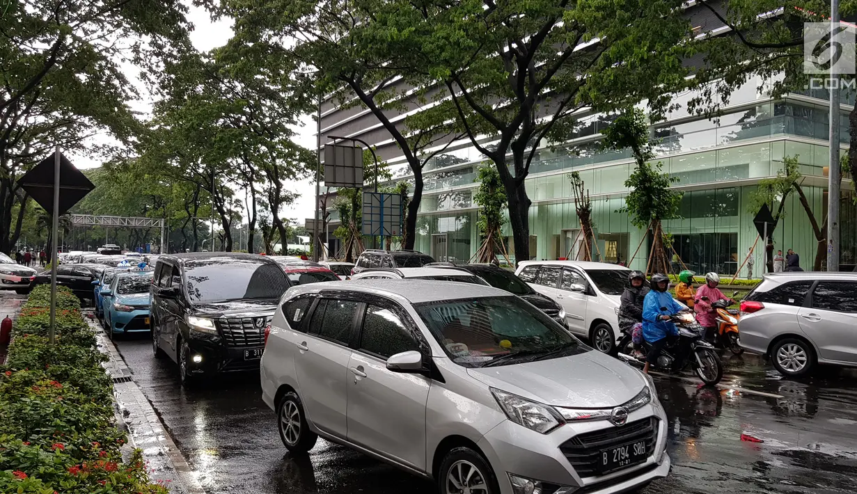 Arus lalu lintas yang terlihat macet di di kawasan SCBD usai balkon BEI ambruk, Jakarta, Senin (15/1). Pengendara juga dialihkan keluar lewat Jalan Jenderal Sudirman. (Liputan6.com/Herman Zakharia)