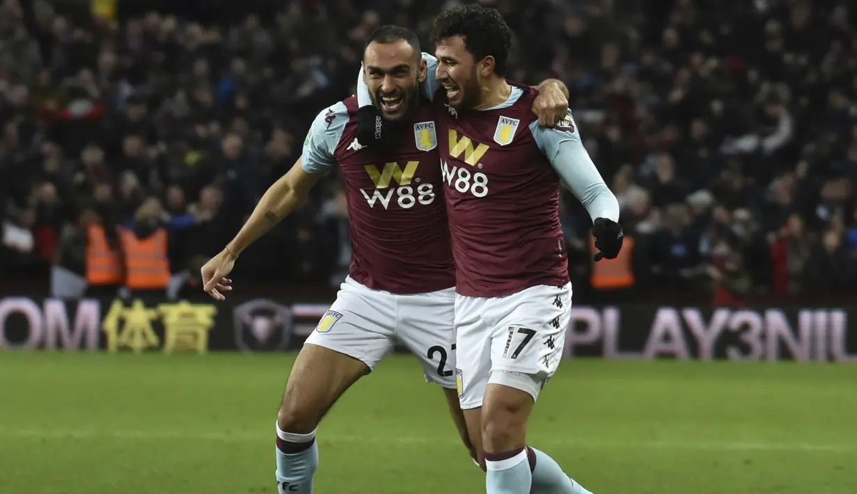 Gelandang Aston Villa, Trezeguet (kanan) berselebrasi dengan rekannya Ahmed Elmohamady setelah mencetak gol ke gawang Leicester City pada semifinal Piala Liga Inggris di Villa Park, Birmingham (28/1/2020). Trezeguet mencetak gol di menit ke-90 dan mengantar Villa menang 2-1 atas Leicester. (AP Photo