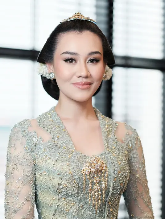Di prosesi Dulangan jelang pernikahannya dengan Thariq Halilintar, Aaliyah Massaid memesona dibalut kebaya hijau muda dan taburan payet emas. Kebaya klasik ini diberi detail pemanis berupa bros emas di bagian tengah dada. [Foto: Instagram/leoafandi_]