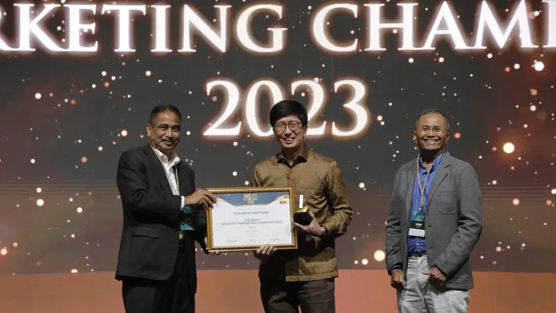 Direktur Utama PT Surya Citra Media Tbk (SCM) Sutanto Hartono menerima penghargaan The Best Industry Marketing Champion 2024 Media Sector dari MarkPlus, Inc. Foto: Liputan6.com/Arif Rachman