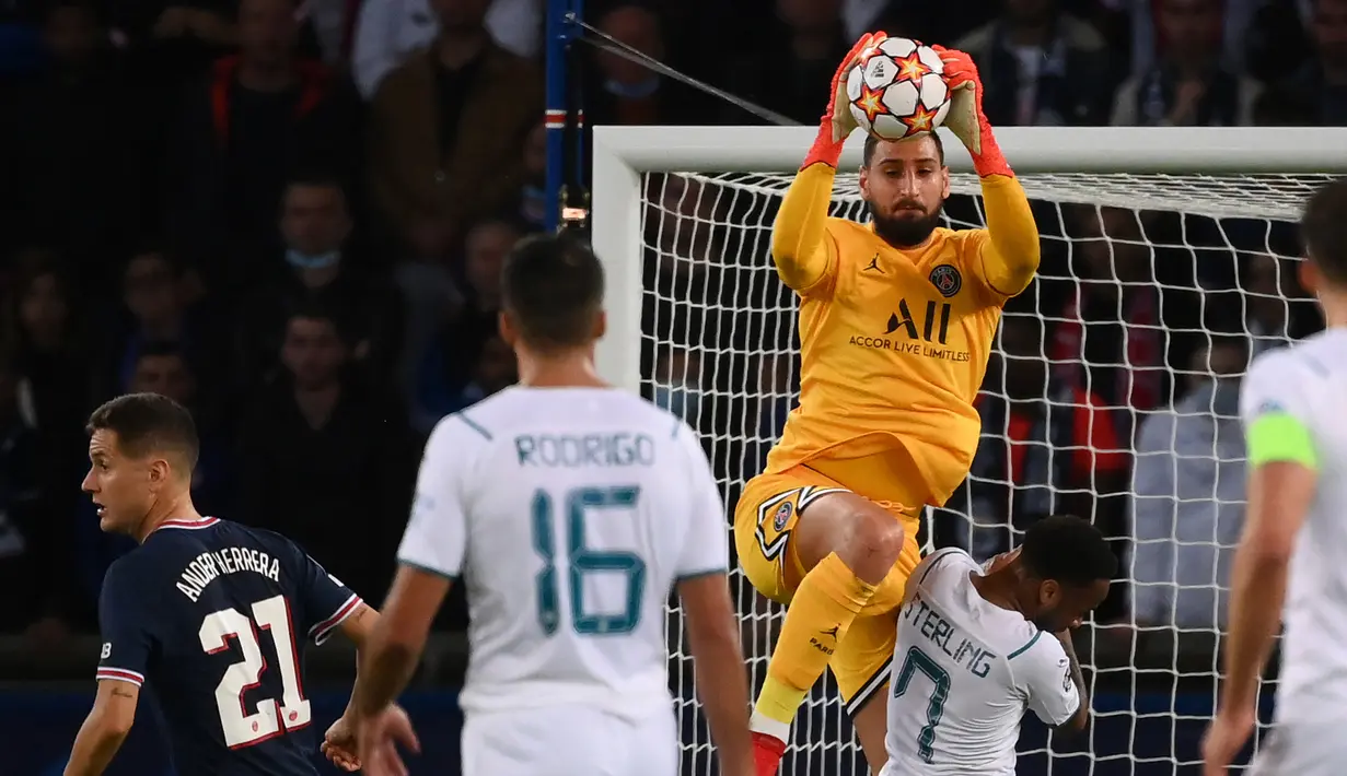 Penghargaan Yashin Trophy 2021 menjadi cambuk bagi Gianluigi Donnarumma untuk tampil lebih baik lagi bersama klub barunya PSG. Sasaran jangka pendek tentunya adalah merebut posisi kiper utama yang masih menjadi milik Keylor Navas. (AFP/Franck Fife)