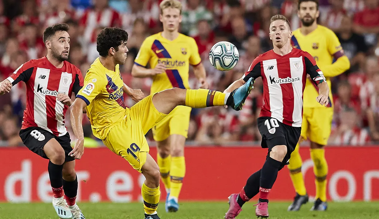 Pemain Barcelona,  Carles Alena mengontrol bola dari kawalan dua pemain Athletic Bilbao, Unai Lopez dan Iker Muniain selama pertandingan perdana La Liga Spanyol di Stadion San Mames, Sabtu (17/8/2019). Bilbao menang tipis atas Barcelona dengan skor 1-0. (AP Photo/Ion Alcoba Beitia)