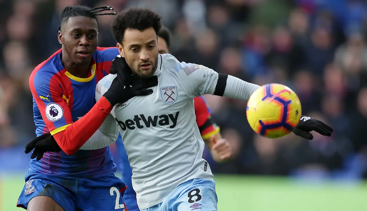 Manchester United berhasil mendatangkan Aaron Wan-Bissaka setelah sebelumnya bersaing dengan Barcelona. (Photo by Daniel LEAL-OLIVAS / AFP)