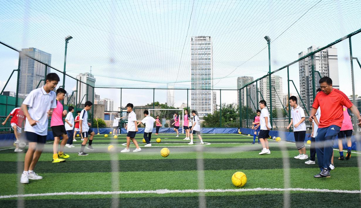 FOTO Keren Sekolah  Ini Bangun Lapangan  Olah Raga di  Atap 