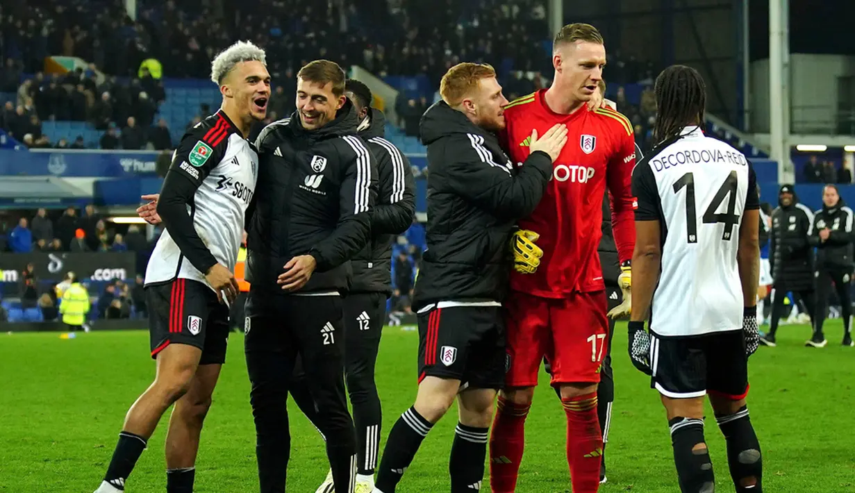 Dengan skor imbang 6-6 dengan masing-masing penjaga gawang melakukan penyelamatan, sepakan Idrissa Gueye dari Everton kemudian membentur tiang gawang sebelah kiri. Bek tengah Fulham, Adarabioyo, kemudian maju untuk mencetak gol penentu kemenangan. (Peter Byrne/PA via AP)
