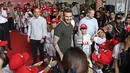 Mantan bintang sepak bola Inggris David Beckham menyapa anak-anak pada acara AIA Sepak Bola untuk Negeri di Jakarta, Minggu (25/3). David tampil di Stadion Soemantri Brodjonegoro dengan membagikan 10 ribu bola. (Liputan6.com/Herman Zakharia)
