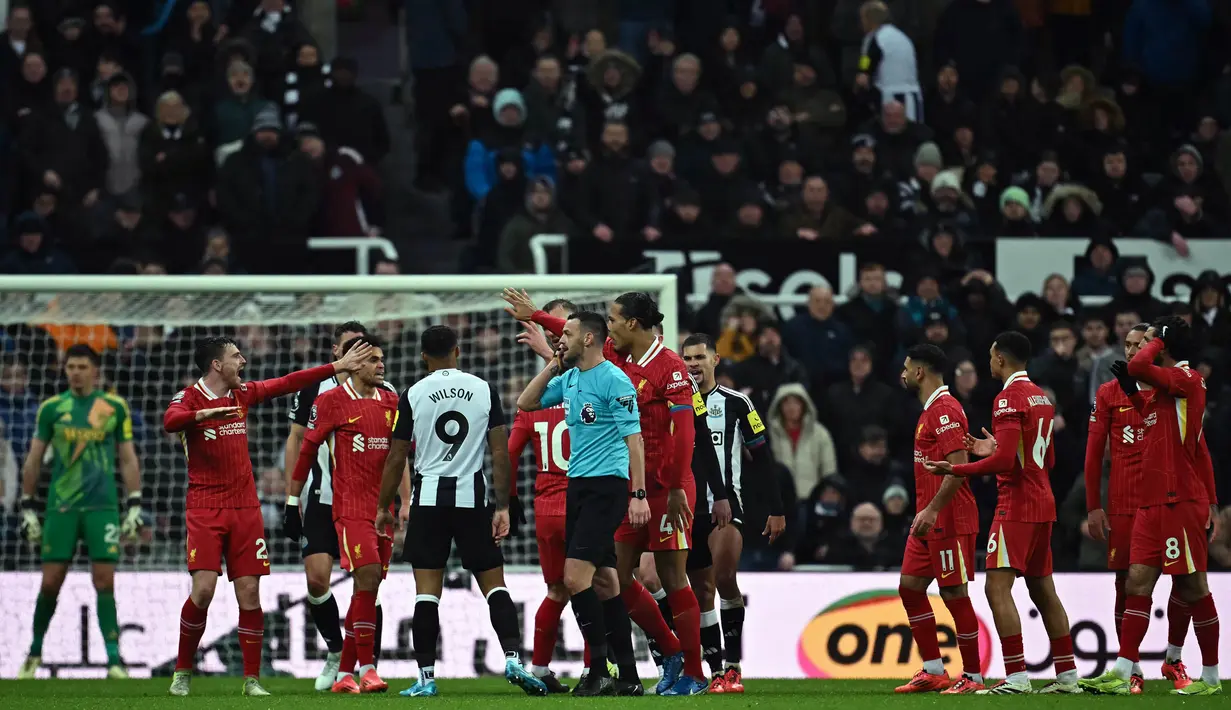 Skor 1-0 untuk keunggulan Newcastle United atas Liverpool bertahan hingga akhir babak pertama. (Paul ELLIS/AFP)