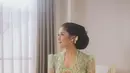 Momen Erina Gudono berkebaya lainnya terlihat dalam potret ini. Cantik bak pengantin Jawa, Erina mengenakan kebaya hijau muda yang lembut dengan aksen di bagian bahu yang terstruktur. Mana penampilan Erina berkebaya yang jadi favoritmu, Sahabat FIMELA? Foto: Instagram.