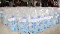 Tumpukan air zam-zam untuk jemaah haji Kloter 2 asal Banten di Asrama Haji Pondok Gede, Jakarta, Rabu (29/8). Panitia Penyelenggara Ibadah Haji (PPIH) membagikan air zam-zam sebanyak lima liter per jemaah secara cuma-cuma. (Merdeka.com/ Iqbal S. Nugroho)