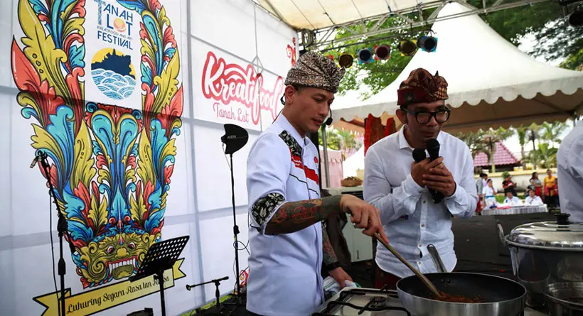 Chef Juna bersama Indra Herlambang saat melakukan demo masak kuwir pepes di ajang Tanah Lot Kreatif Food and Art Festival. (Istimewa)